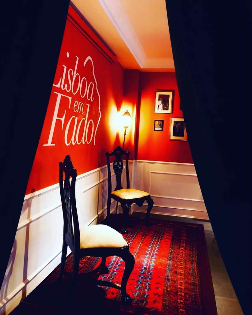 Lisboa em fado stage with chairs and lights